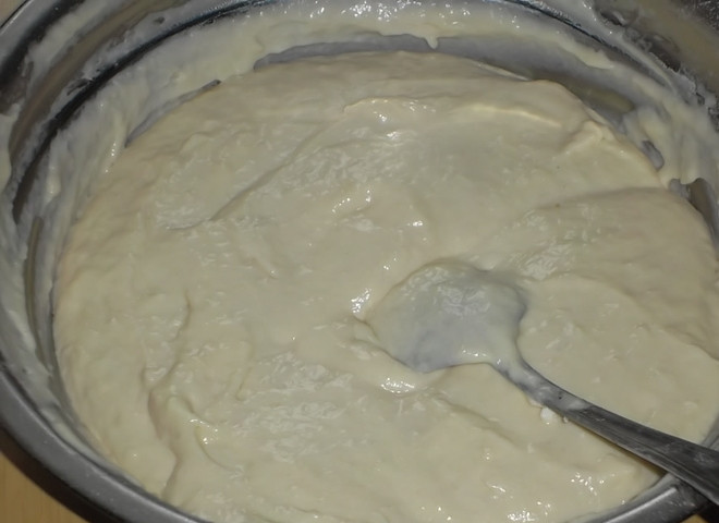 1. Этап. Пирог с луком и яйцами: 6. Перемешайте, чтобы получилось однородное тесто.