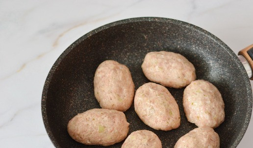 1. Этап. Свиные котлеты в томатной подливке: Мокрыми руками сформируйте котлеты. Разогрейте в сковороде масло и выложите в раскалённое масло котлеты.