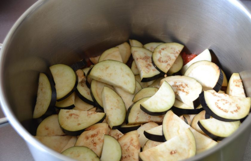 1. Этап. Закуска Кобра: Выложите слой нарезанных баклажанов.