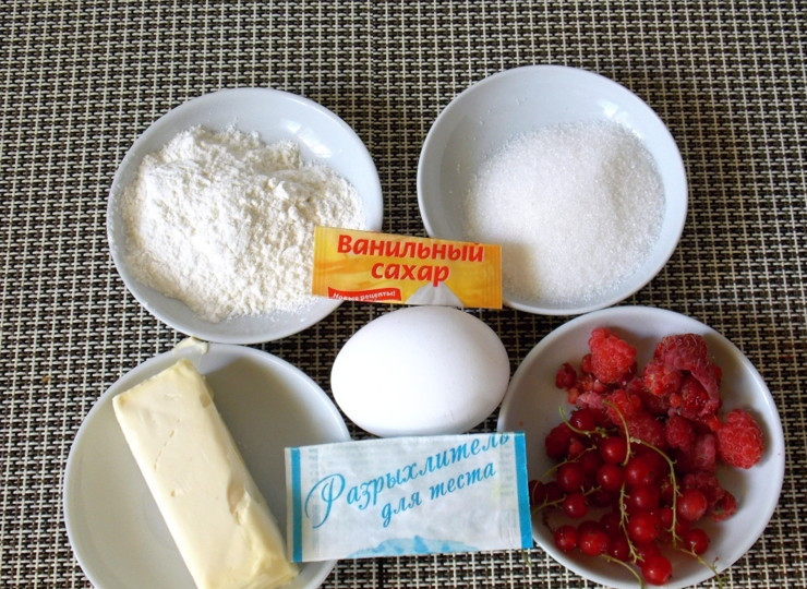 1. Этап. Летний ягодный пирог: Подготовьте все необходимые ингредиенты.