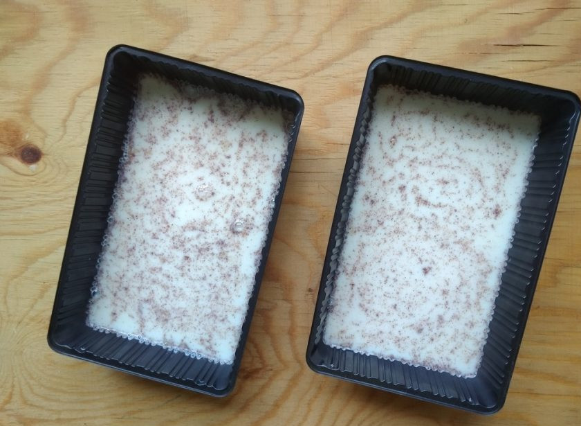 1. Этап. Молочные желейные конфеты: 5. Далее разлейте жидкость в плоские прямоугольные формы.