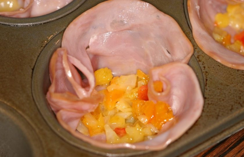 1. Этап. Ветчина на завтрак: 4. Выложите в каждую чашу из ветчины ранее приготовленные овощи.