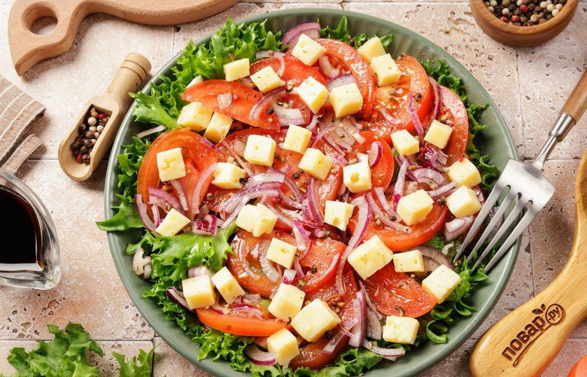 1. Этап. Салат с сыром, помидором и соевым соусом: Салат с сыром, помидором и соевым соусом готов. Приятного аппетита!