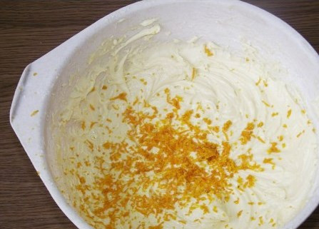 1. Этап. Кексики с кремом: По желанию можете еще цедру добавить.