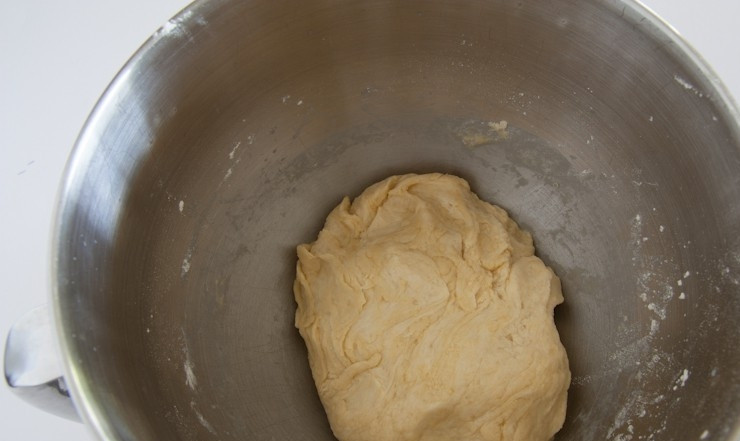 1. Этап. Песочное печенье Аленка в пеленке: К смеси молока с маслом добавьте 100 гр. растительного масла. Эту массу введите в мучную смесь, замесите мягкое тесто.