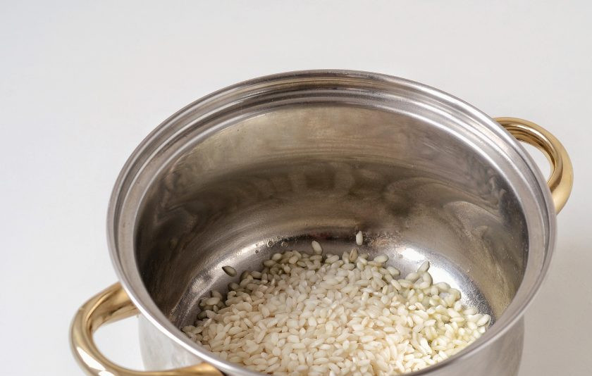 1. Этап. Сладкое ризотто: Растопите масло, добавьте рис и обжаривайте, помешивая, около 2 минут.