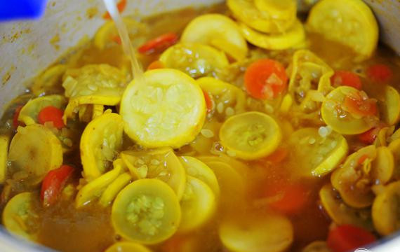 1. Этап. Морковный сквош: Залить куриный бульон.