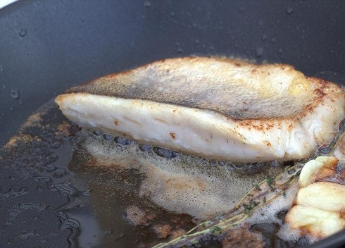 1. Этап. Судак, запеченный с сыром: Каждое филе судака разрежем на 2 части, посолим и поперчим. Разогреем сковороду с маслом и слегка обжарим зубчик чеснока с тимьяном. Обваляем филе в муке и обжарим.