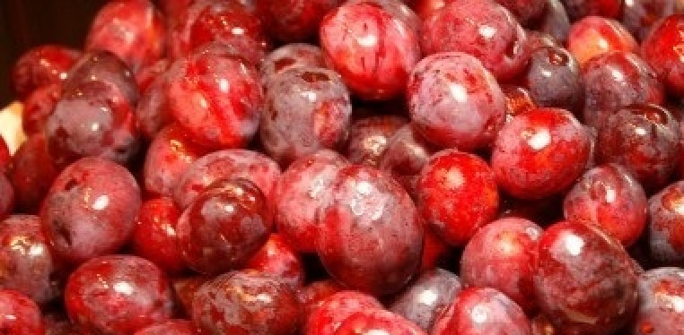 1. Этап. Варенье из слив без варки: Сливы перебираем, гнилые сразу выбрасываем. Тщательно моем.