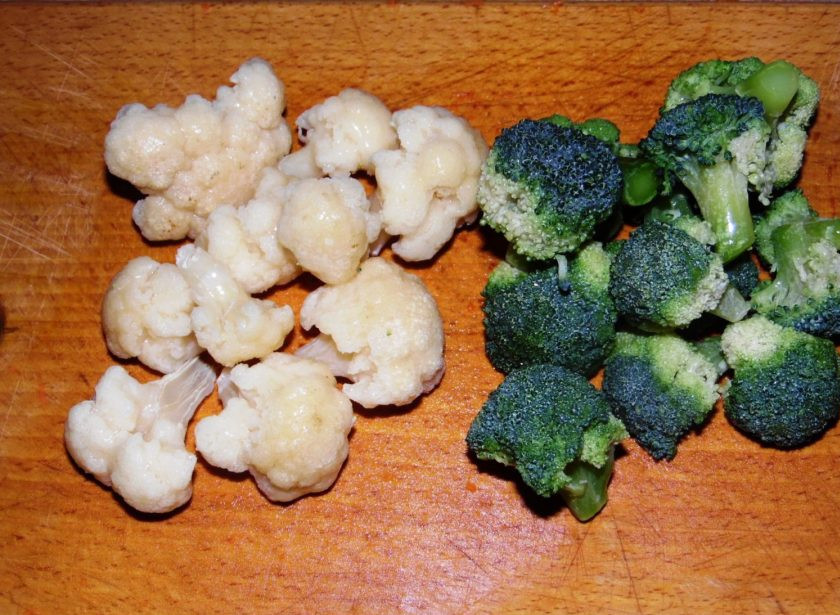 1. Этап. Куриные желудки, тушенные со сметаной: 2. Желудки варятся около 45 минут. Тем временем отдельно отварите цветную капусту и капусту брокколи. Разберите соцветия и отварите 5-7 минут в подсоленной воде.