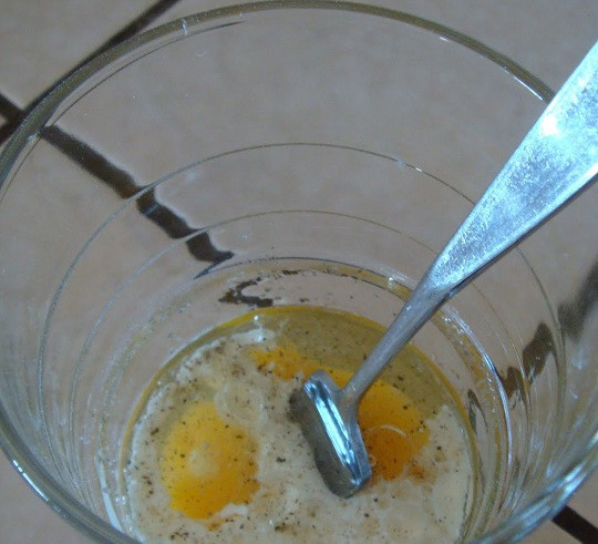 1. Этап. Омлет с куриным филе: 6. Яйца взбить вилкой или венчиком со щепоткой соли. Можно также добавить перец или сушеные травы по вкусу.