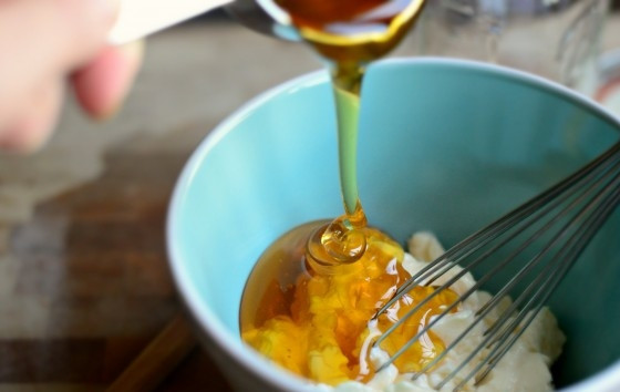 1. Этап. Салатная заправка с медом и маком: 1. В глубокую мисочку отправьте майонез (идеальный вариант — домашний, но можно и магазинный), добавьте мед. Если у вас мед густой, прогрейте его немного на водяной бане.