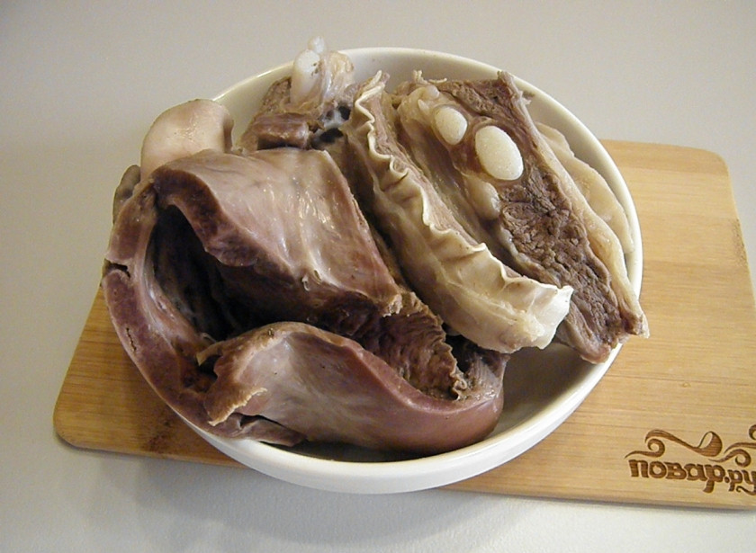 1. Этап. Солянка классическая: Вареные сердце и ребрышки достаньте из бульона.