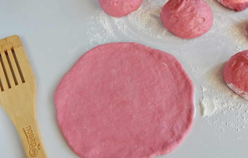 1. Этап. Плюшки Для любимых: Разделите тесто на равные части. Я люблю большие булочки, поэтому поделила на 12 частей. Каждую часть тонко раскатайте.