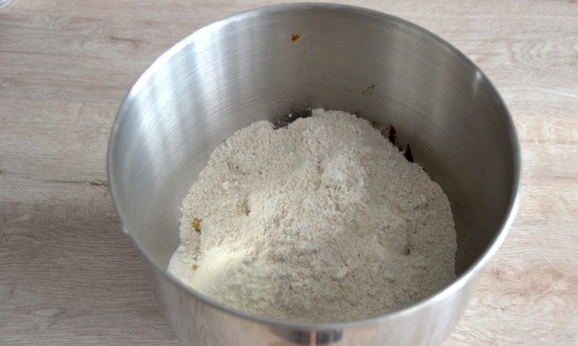 1. Этап. Хлеб Земгальский: Всыпьте ржаную и пшеничную муку. Замесите тесто.