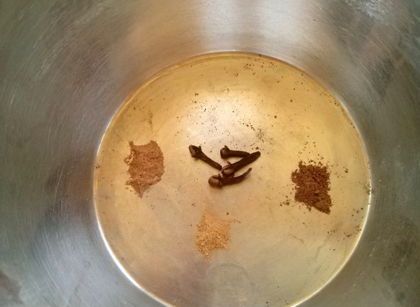 1. Этап. Йога чай: Для начала подготовьте все специи. Отмерьте необходимое количество и сложите все специи в кастрюльку. Имбирь пока не добавляйте.