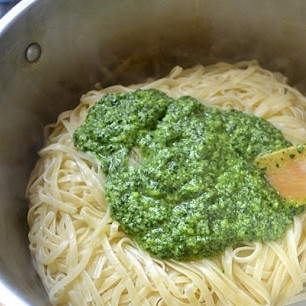 1. Этап. Диетическая паста: Пасту отвариваем до готовности так, как указано на упаковке. Смешиваем в кастрюле отваренную до готовности пасту, песто и немного воды, в которой варились макароны. Перемешиваем и прогреваем блюдо 1 минуту, пока ингредиенты не перемешаются.