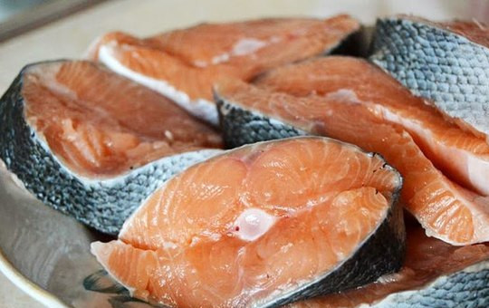 1. Этап. Горбуша маринованная: Итак, для начала достаем горбушу размораживаться и, когда она будет еще твердая внутри, но уже мягкая снаружи, очищаем ее от чешуи под холодной водой при помощи острого ножа. Затем разрезаем рыбу на куски шириной в 1,5 см и оставляем до полной разморозки.