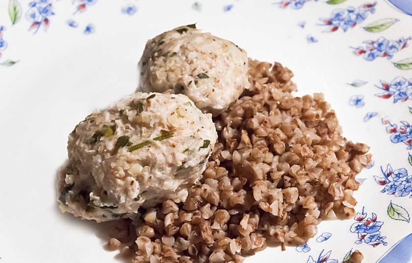 1. Этап. Диетические котлеты из индейки на пару: 3. Вот такие паровые красивые котлеты получатся!