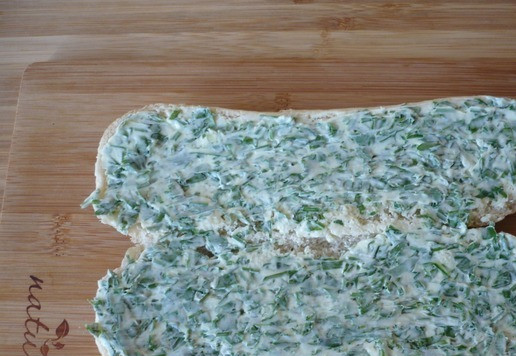 1. Этап. Сэндвичи с плавленым сыром и баклажанами: Булочки разрежьте пополам и намажьте этой смесью.