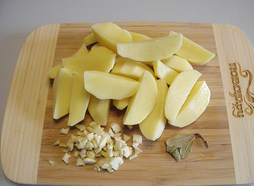 1. Этап. Куриная грудка с картошкой в мультиварке: Порежьте крупно дольками очищенный картофель, чеснок порубите кубиками.