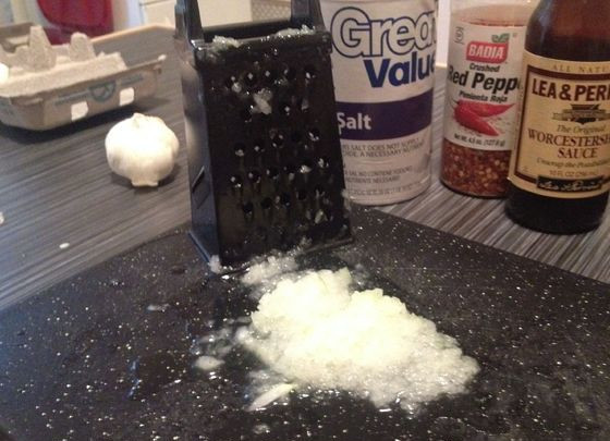 1. Этап. Котлеты по-британски: Лук натереть на терке.