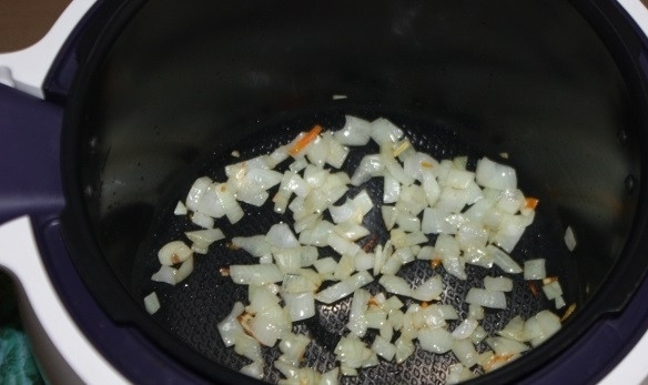 1. Этап. Свинина в мультиварке-скороварке: Лук уложите в чашу мультиварке. Готовьте его в режиме 