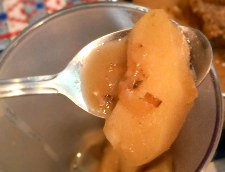 1. Этап. Свиная лопатка тушёная: Мягкие яблоки переложить в стакан блендера, влить уксус и превратить в пюре. Бульоном из кастрюли довести до нужной густоты.