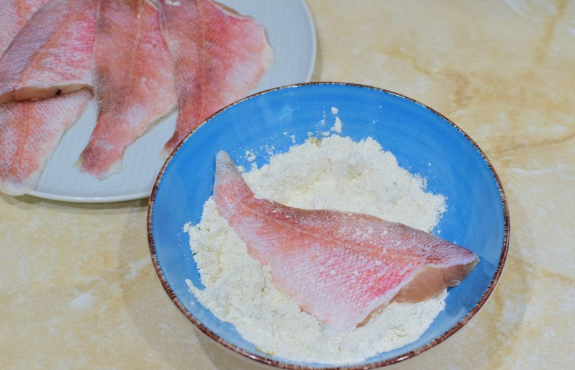 1. Этап. Маринованный морской окунь: Филе окуня обваляйте в муке.