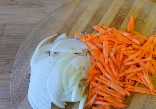 1. Этап. Азу из индейки в сметанном соусе: Лук и морковь чистим. Режем лук тонкими полукольцами или стрелками. Морковь режем или трём тонкими полосками.