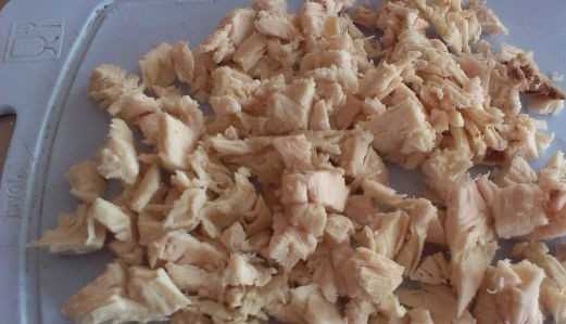 1. Этап. Персики, фаршированные курицей: 2. Отварное филе остудить хорошо (окорочок отделить не только от косточек, но и от кожицы) и нарезать небольшими кубиками.