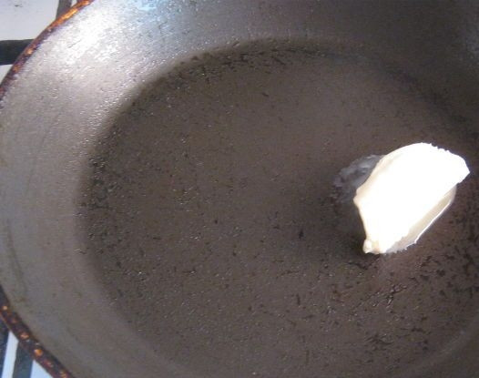 1. Этап. Бездрожжевое тесто для сладкого пирога: 2. Растапливаем маргарин и отдельно просеиваем муку.