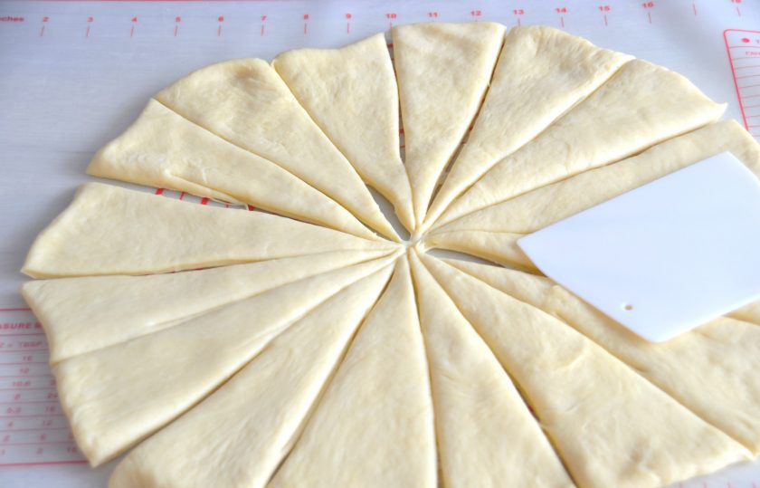 1. Этап. Пирог из рулетиков с разными начинками: Раскатайте готовое тесто в пласт, разделите на 16 частей. Муку при раскатке теста можно не добавлять, тесто не липкое.