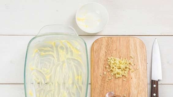 1. Этап. Гратен (картофель): Форму для выпечки смажьте маслом. Поставьте её в холодильник. Чеснок измельчите.