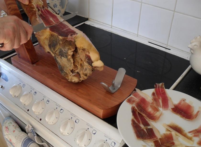 1. Этап. Пармская ветчина в домашних условиях: После долгих месяцев ожиданий можете попробовать потрясающе вкусную пармскую ветчину в домашних условиях. Тоненько режем. Приятного аппетита!