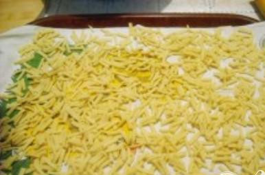 1. Этап. Чак-чак: 6. Выложить лапшу на поднос покрытый полотенцем. Это делается для того, чтобы избежать прилипания.