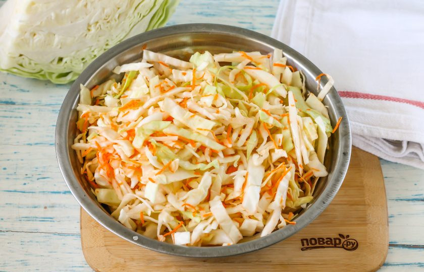 1. Этап. Квашеная капуста с лимонной кислотой: Тщательно перемешайте все содержимое емкости между собой с небольшим нажимом, чтобы капустная нарезка стала мягкой, но держала свою форму.