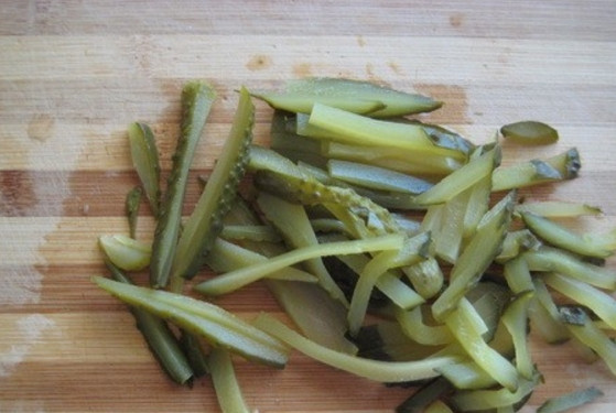 1. Этап. Салат Лист папоротника: 4. Огурчики выбирайте небольшие, чтобы они были плотные. Нарежьте их полосками.