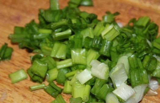 1. Этап. Салат к шашлыку из капусты: Нарезаем зеленый лук.