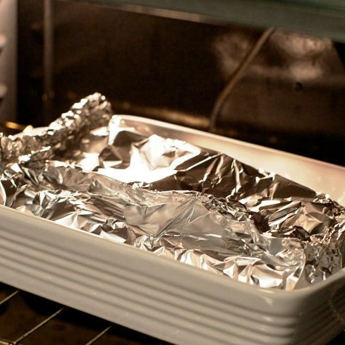 1. Этап. Красная рыба, запеченная в фольге: Духовку разогреваем до 210 градусов. Ставим в нее форму с рыбой на 20 минут.