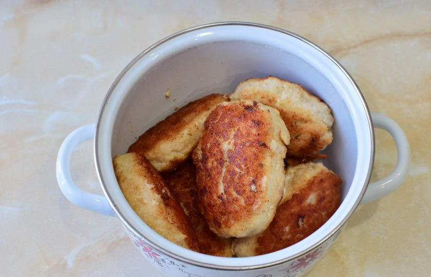 1. Этап. Куриные котлеты с начинкой из сыра и зелени: Готовые румяные котлеты складывайте в кастрюлю под крышку. Они полежат и еще немного пропарятся.