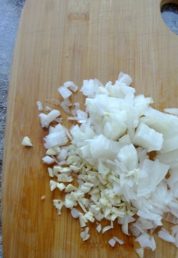 1. Этап. Шаурма-бурито из индейки на гриле: Лук и чеснок мелко нарезать.