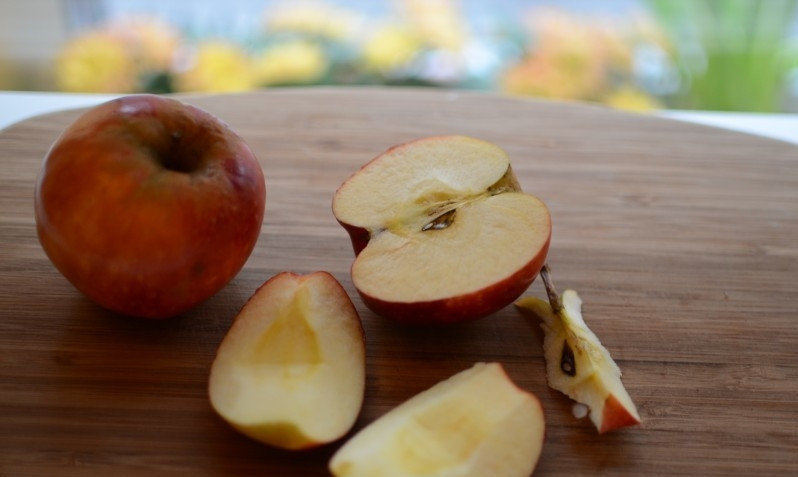 1. Этап. Яблоки с йогуртом: Яблоки порезать на четвертинки и вынуть сердцевину.