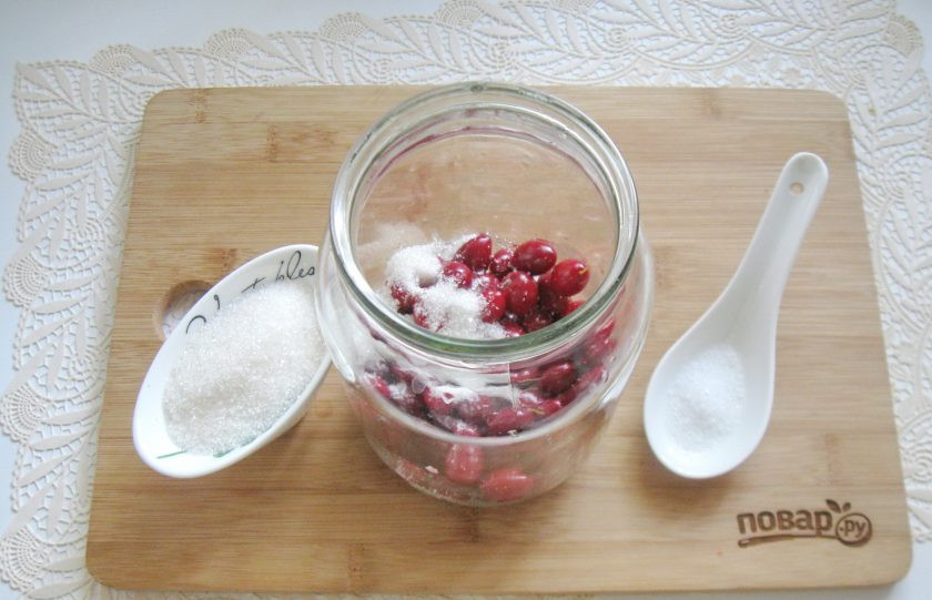1. Этап. Кизиловый компот: Насыпьте в банку с кизилом сахар и лимонную кислоту.