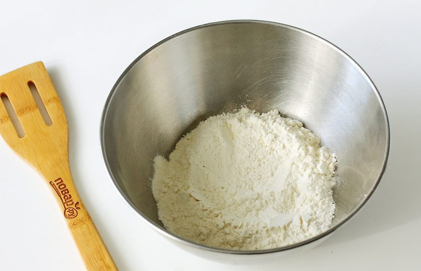 1. Этап. Штрудель с рыбой: Просейте муку в глубокую миску.