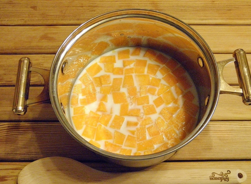 1. Этап. Каша из тыквы традиционная: Укладываем кубики тыквы в кастрюльку, заливаем молоком. Молоко должно полностью покрывать тыкву.