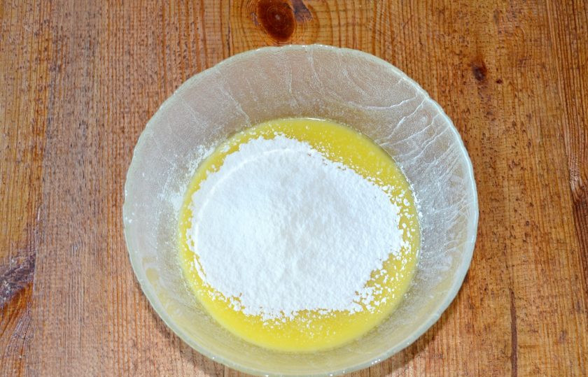 1. Этап. Торт Прекрасная Мария: Добавьте соль, соду и муку.