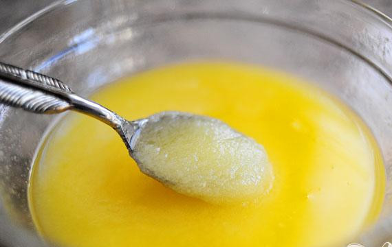 1. Этап. Мексиканское свадебное печенье: 2. Разогреть духовку до 190 градусов. В миске объединить теплое сливочное масло с сахаром и поставить в холодильник, пока смесь не затвердеет, примерно на 30 минут.