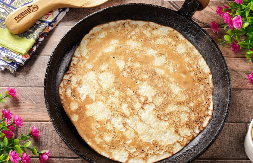 1. Этап. Блины на простокваше: Как только низ подрумянится, переверните и обжарьте блин с другой стороны.