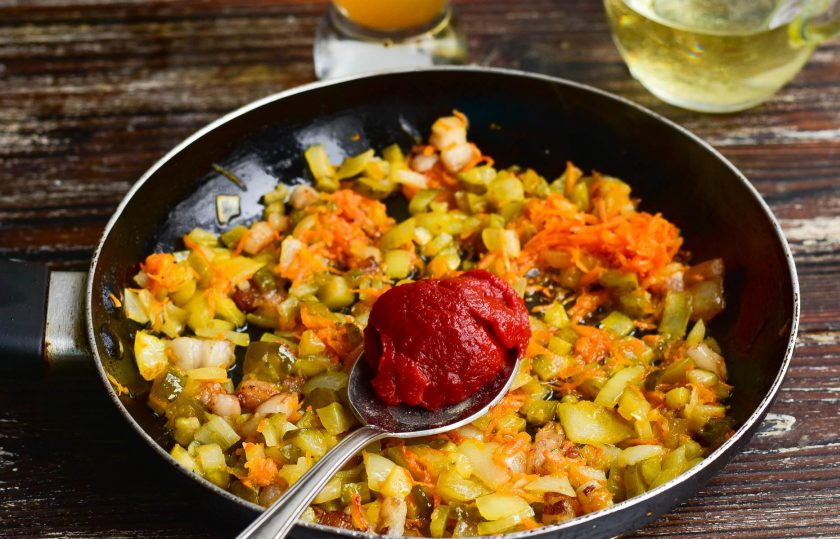 1. Этап. Рассольник по-россошански: Тушите все на среднем огне в течение 3 минут, а затем добавьте томатную пасту. Хорошо все перемешайте.